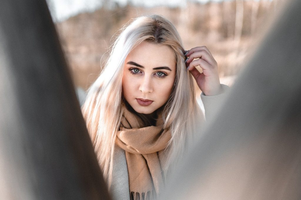 Tendance couleur cheveux , passez au blond polaire maintenant !