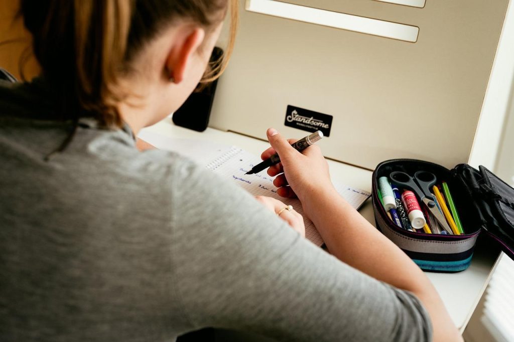 École à la maison : Comment l’organiser et quels outils utiliser