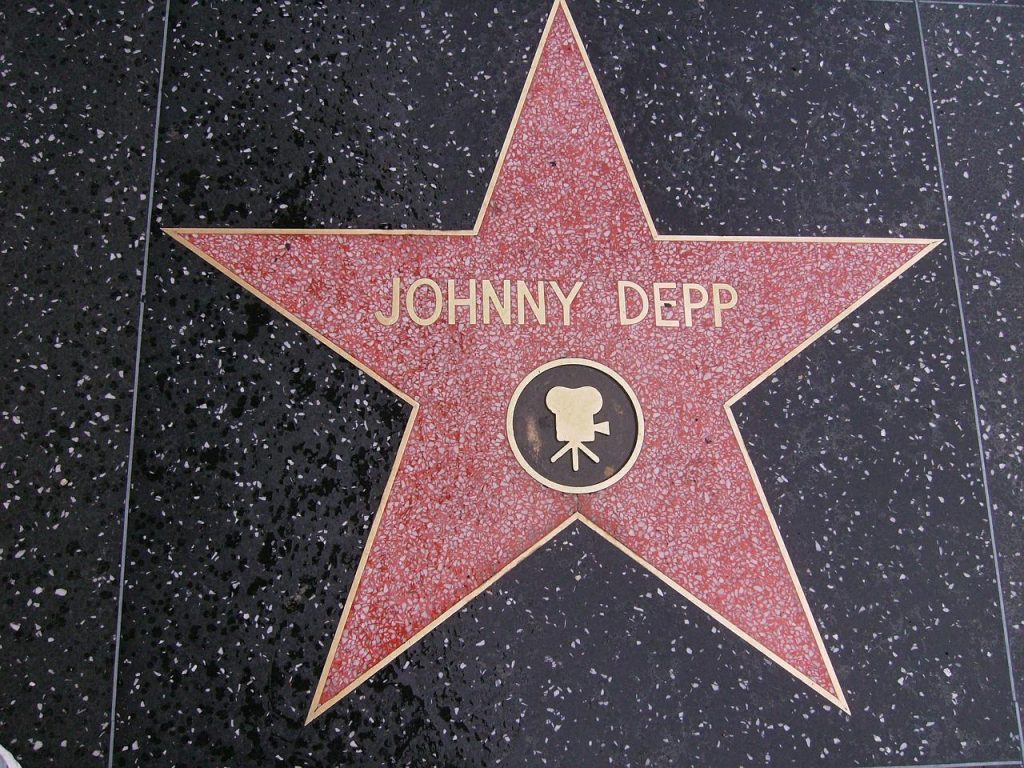 Les amis et la famille se rallient à JOHNNY DEPP au sujet d’allégations d’abus