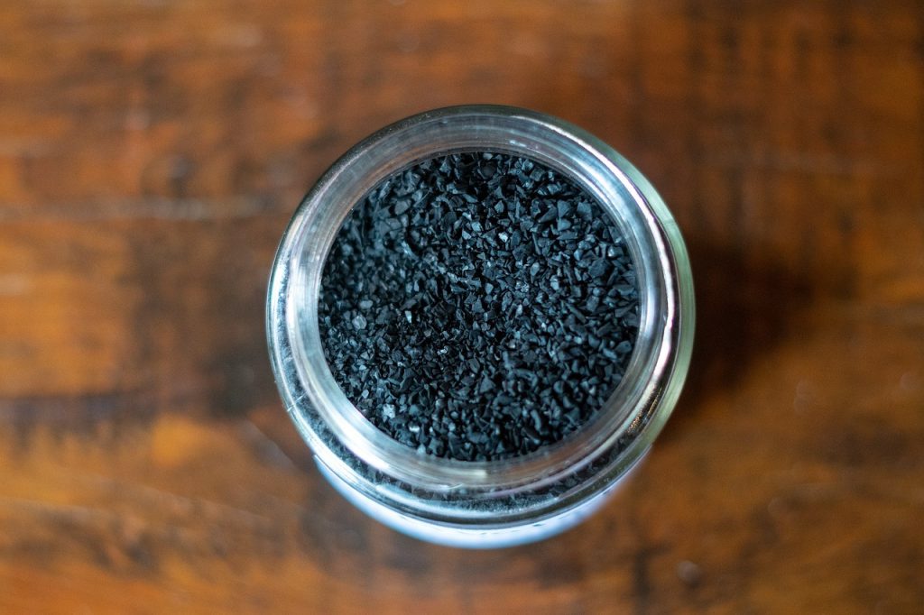 5 bienfaits de passer l’eau au charbon pour votre corps
